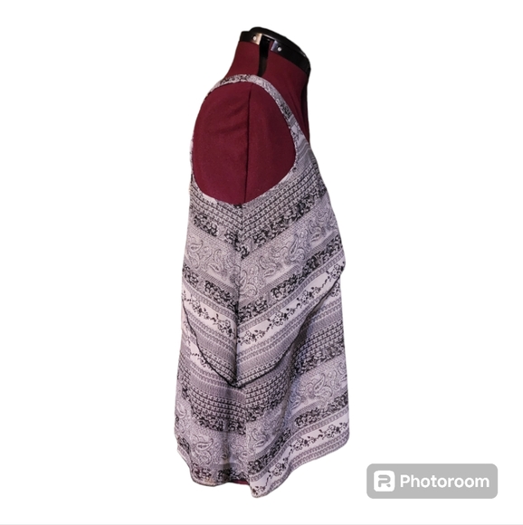 ✨️$3 or 2 for $5✨️Women's no boundaries, Large, polyester, loose fit - Picture 2 of 7